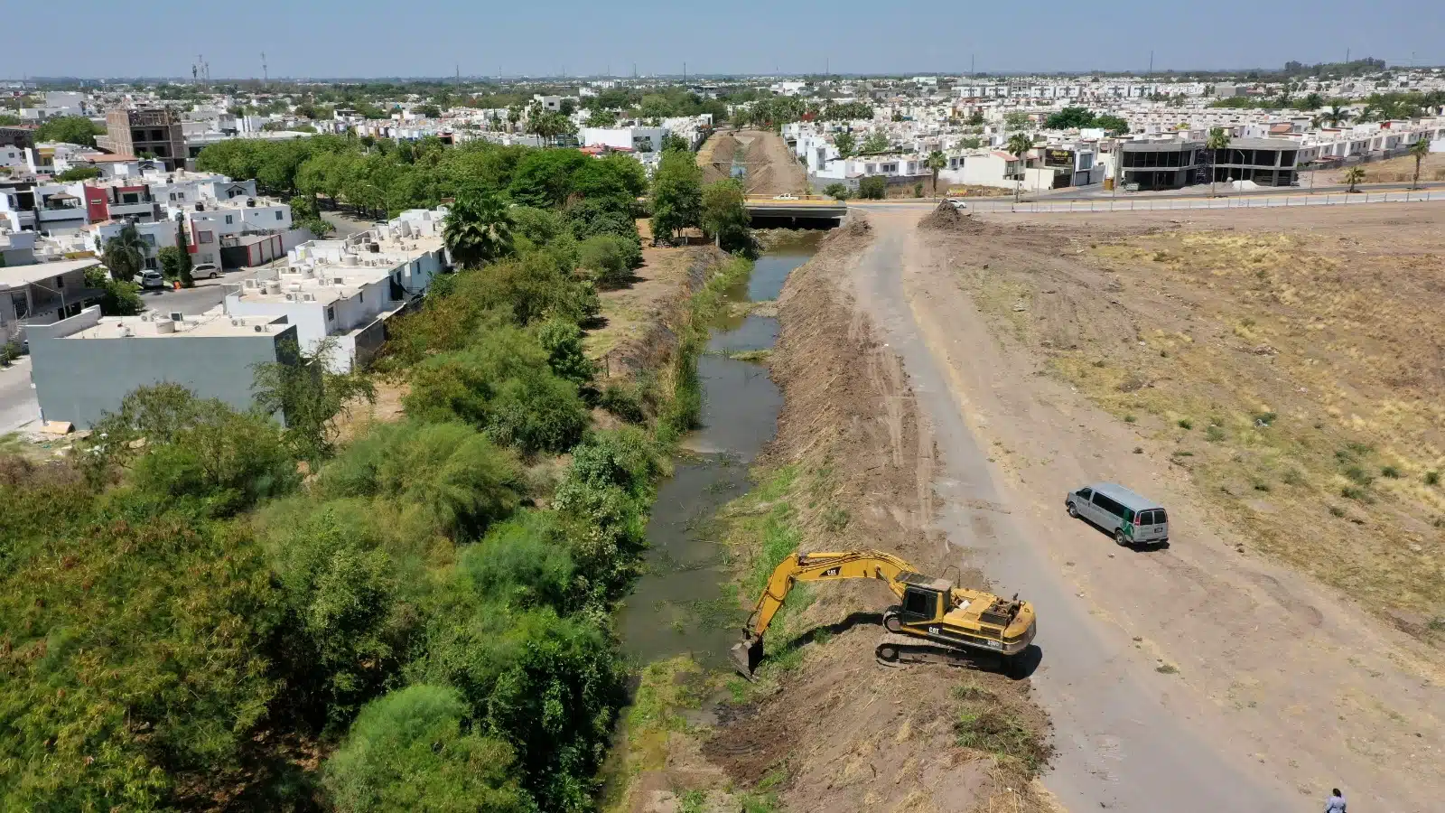 Estufas, refrigeradores, colchones y hasta tocadores encuentran en arroyos de Culiacán  