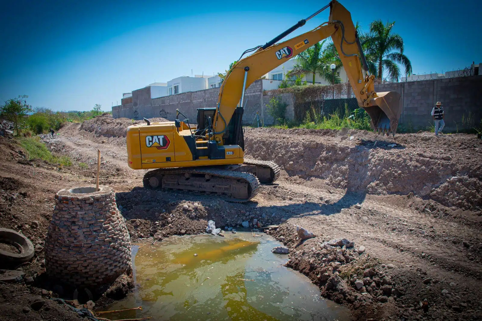 Estufas, refrigeradores, colchones y hasta tocadores encuentran en arroyos de Culiacán  