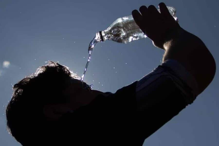 ¡Más agua y menos cheve! Ante alerta de tercera onda de calor, toma precauciones