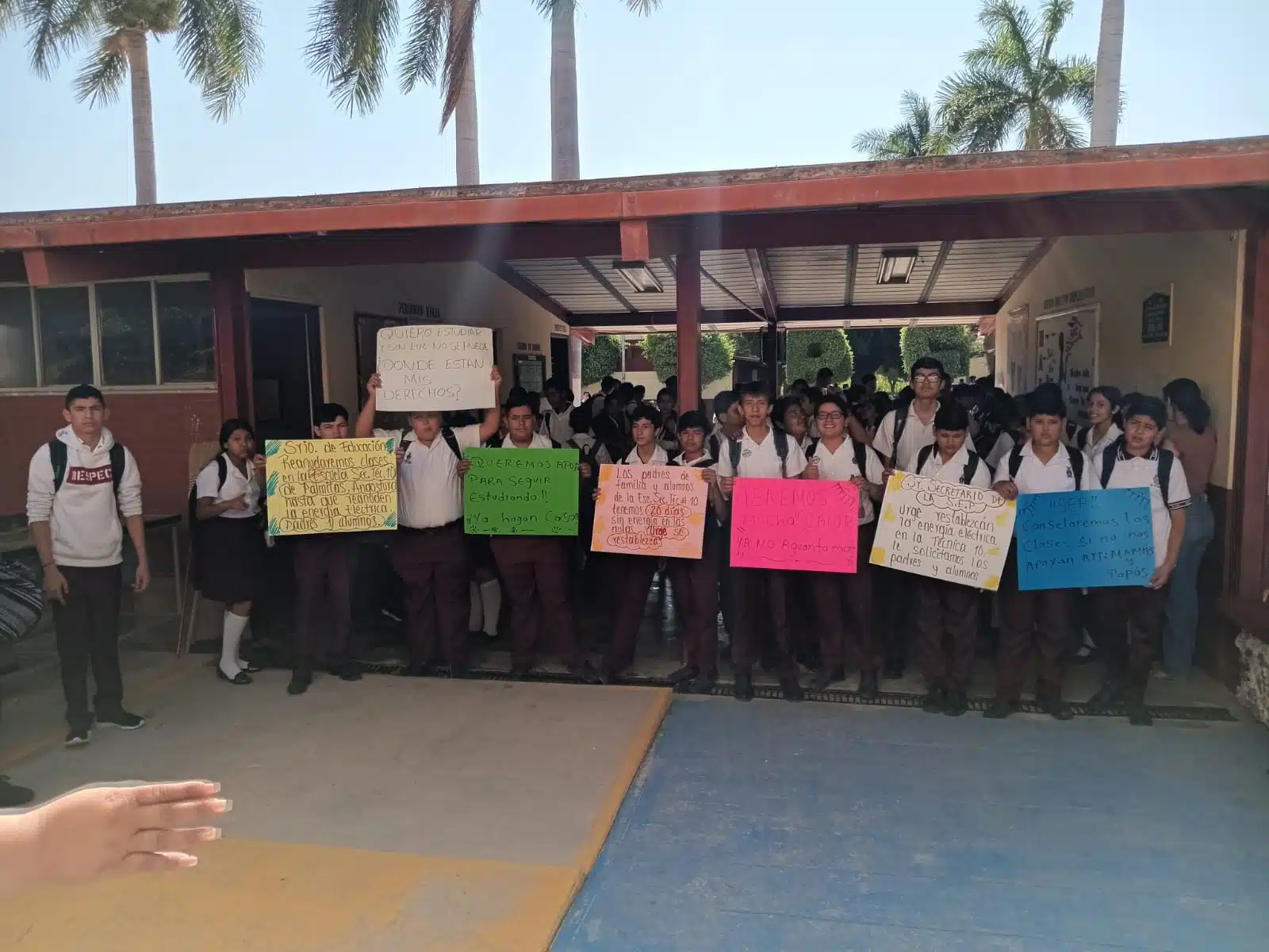 Llevan 22 días sin luz en secundaria de Angostura; padres toman y alumnos toman la escuela