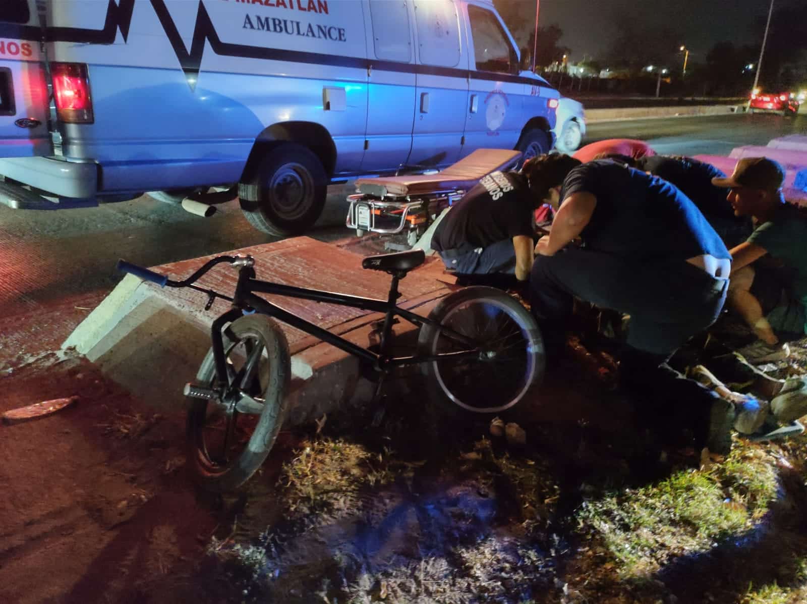 Ciclista cae a una cuneta cuando bajaba el puente de la colonia Allende, en Mazatlán