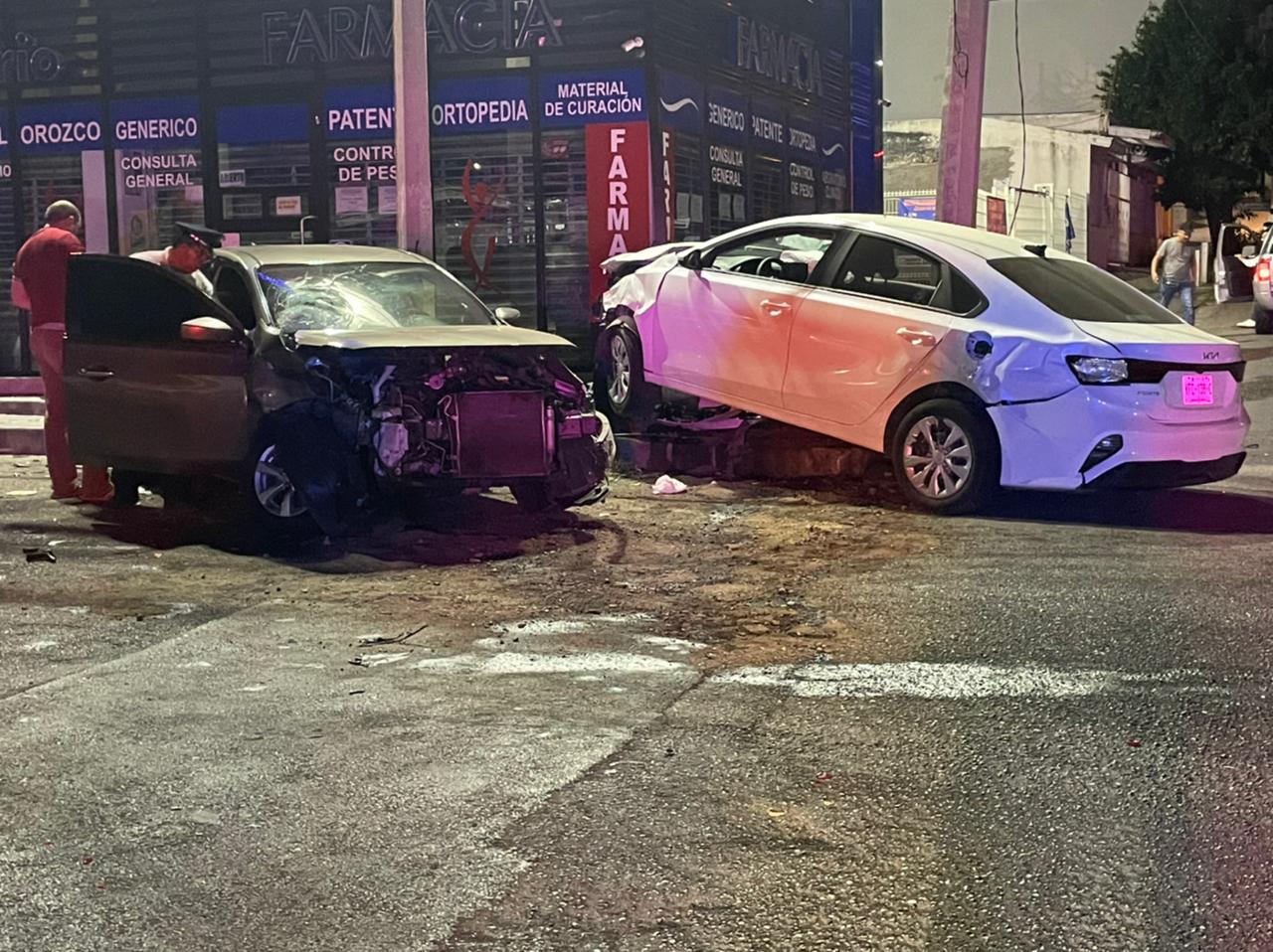 ¡Se pasó el alto! Vehículos chocan en la Nuevo Culiacán; hay seis lesionados
