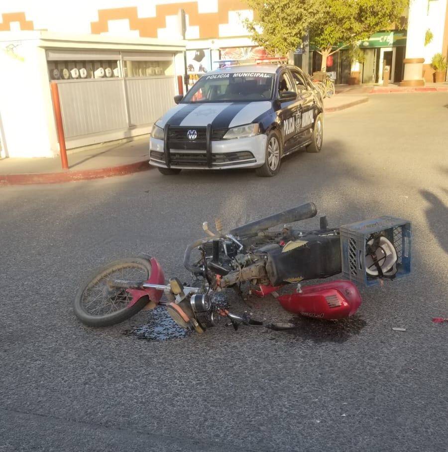 Motociclista es embestido por un vehículo al interior del estacionamiento de plaza comercial en Guasave