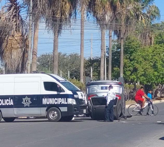 Conductor de camioneta Honda protagoniza aparatoso accidente y termina volcado en Los Mochis