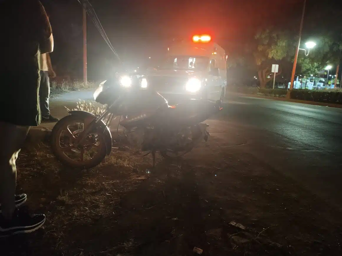 Dos jóvenes resultan con lesiones tras derrapar en motocicleta en Mazatlán