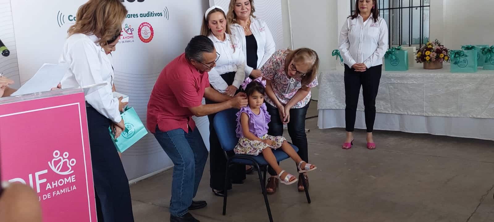 ¡Yareny escucha por primera vez! Tras cuatro años, recibe aparatos auditivos en DIF Ahome
