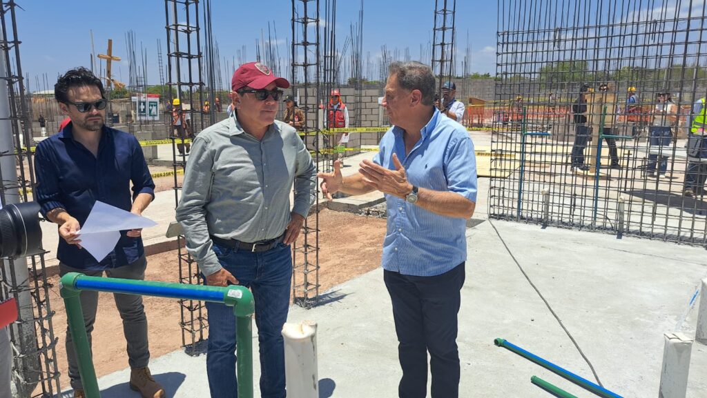 Alcalde de Mazatlan en Construcción de CRIT Teletón 