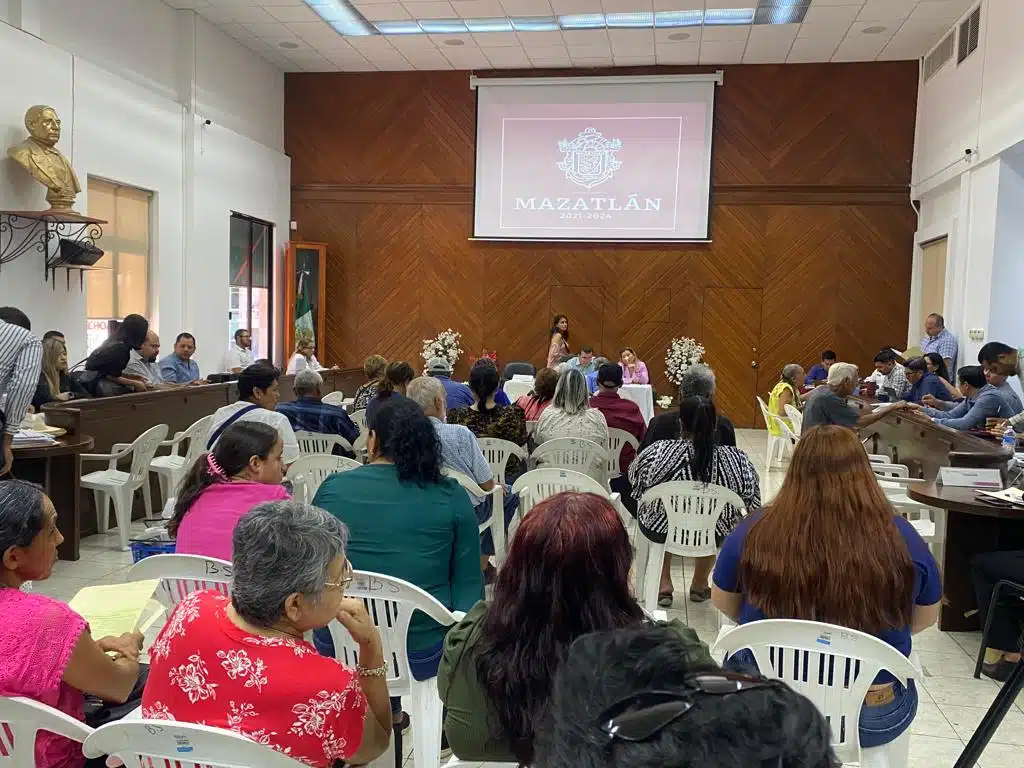 Por promesas de obras, vecinos de la colonia Universo acuden a audiencia con alcalde de Mazatlán