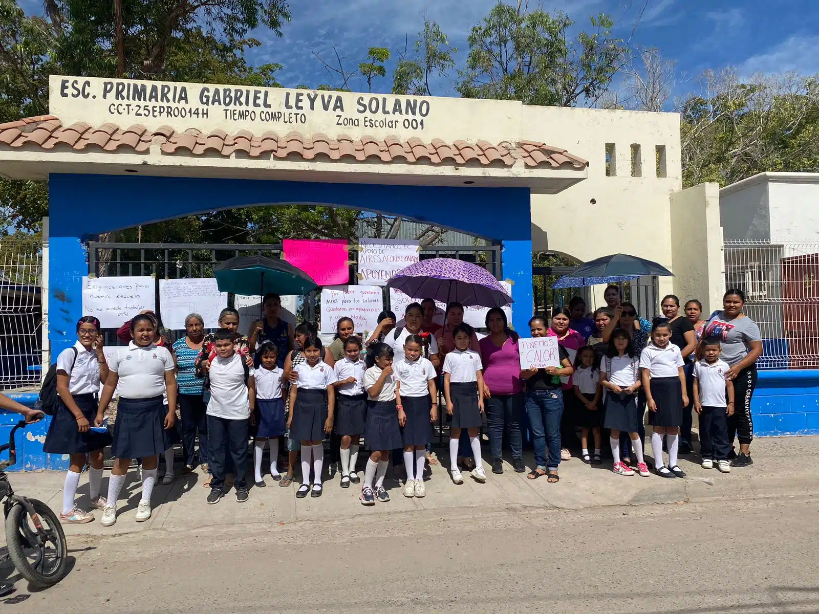 Manifestación en primaria Gabriel Leyva