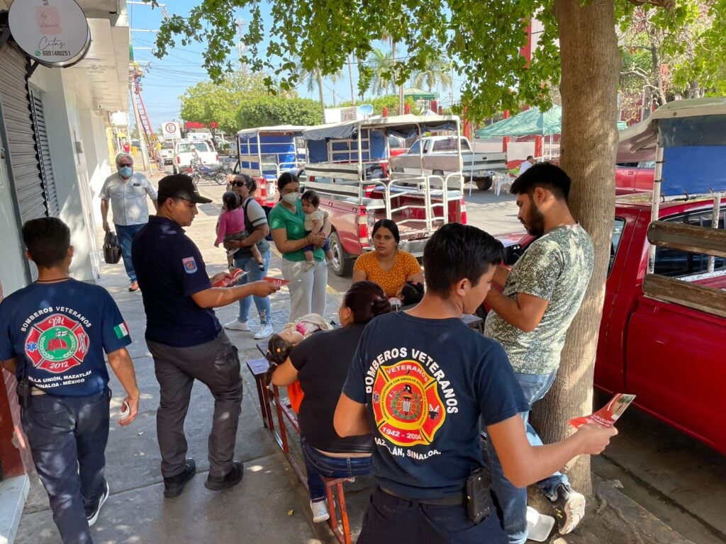 Bomberos Veteranos previenen a villaunenses, en Mazatlán, ante llegada de ciclones al Pacífico