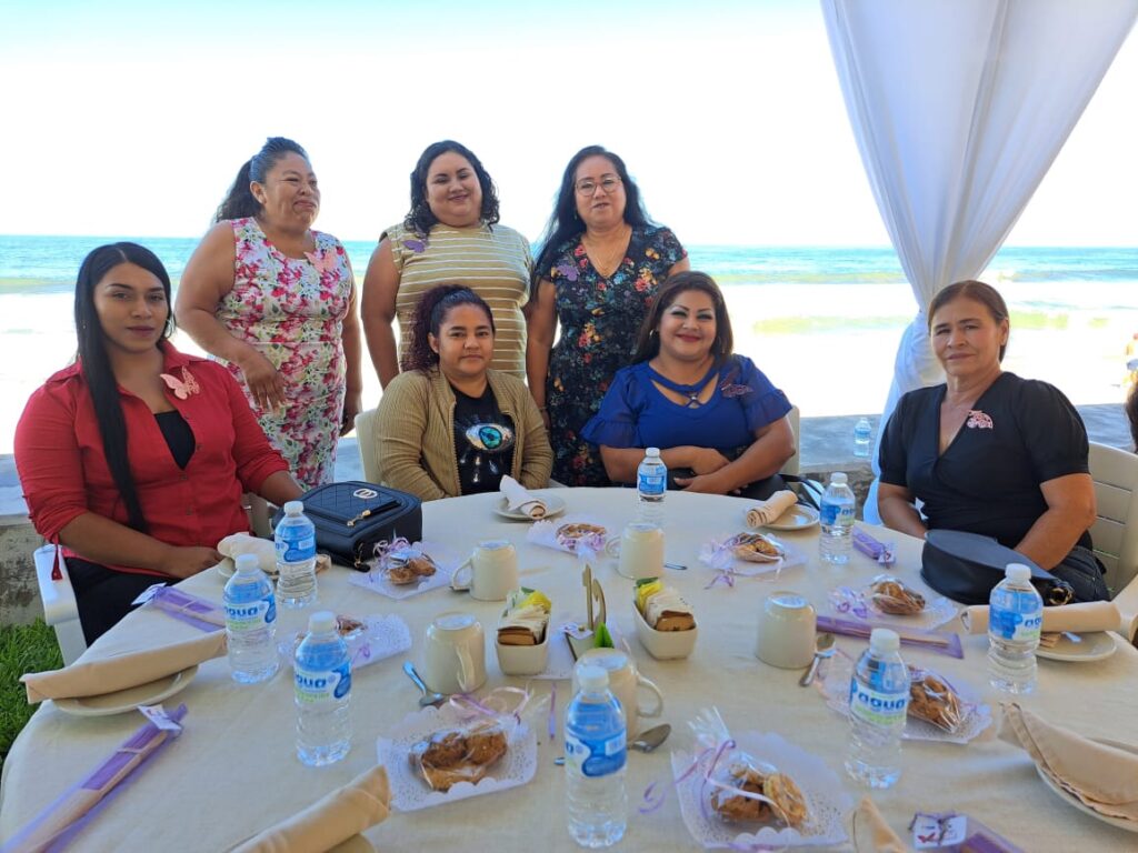 Festejo mamás voluntarias en Mazatlán