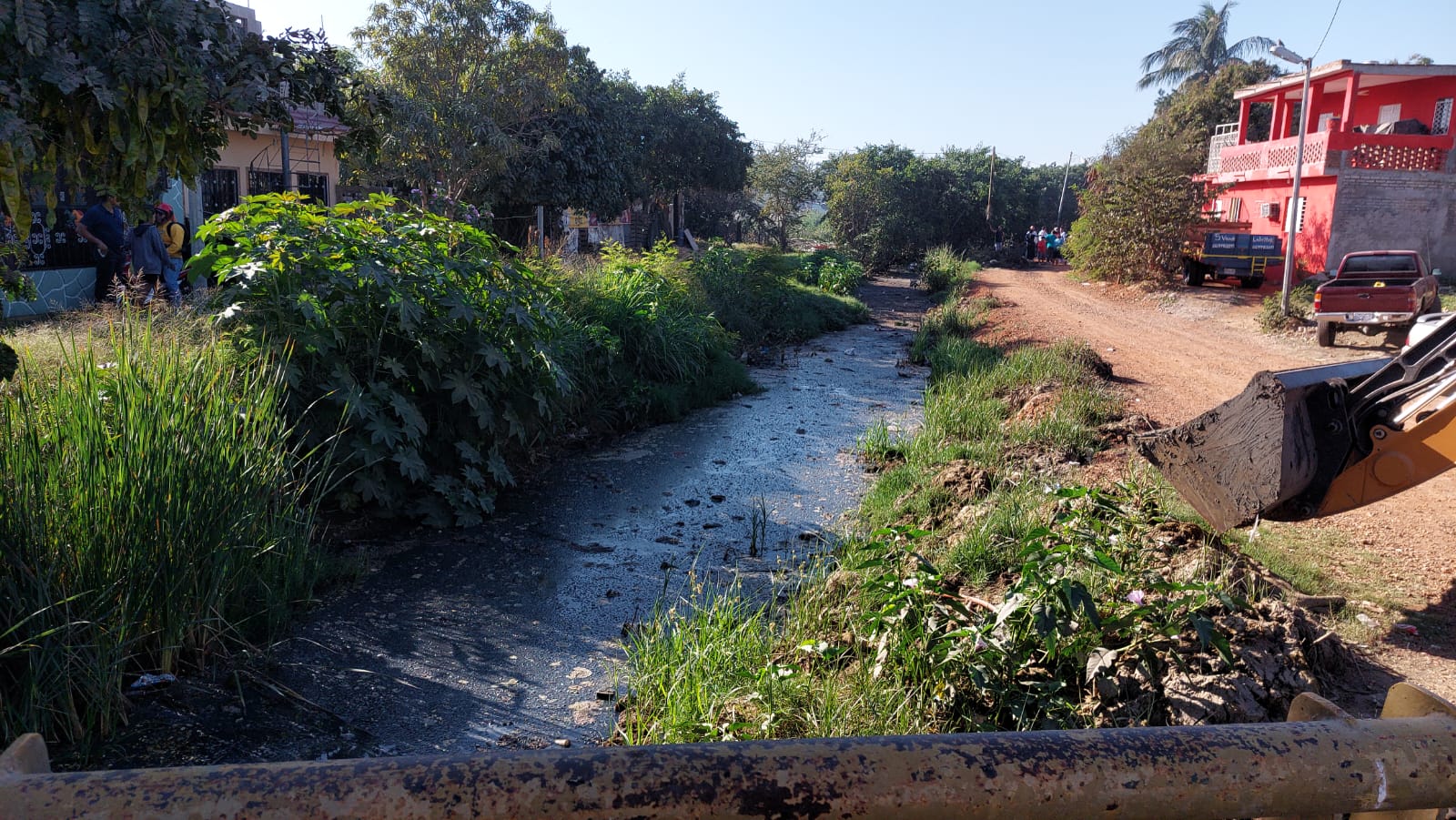 Proponen 36 horas en barandilla a quienes tiren basura en canales y arroyos