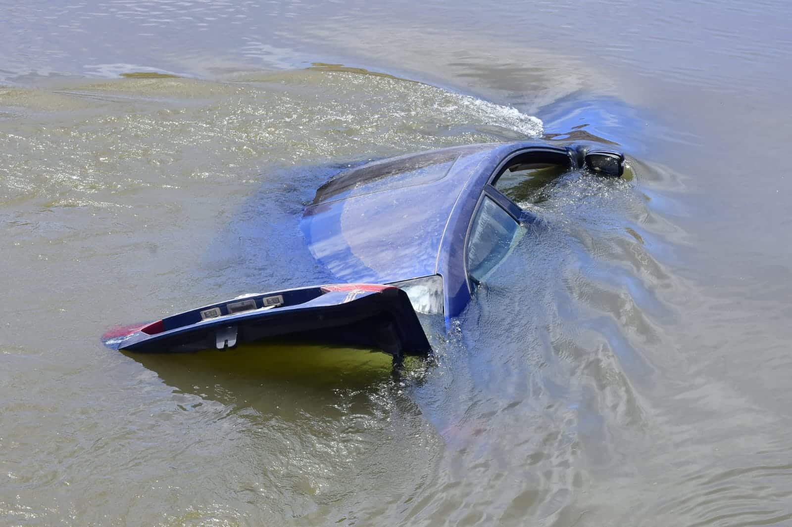 carro en canal