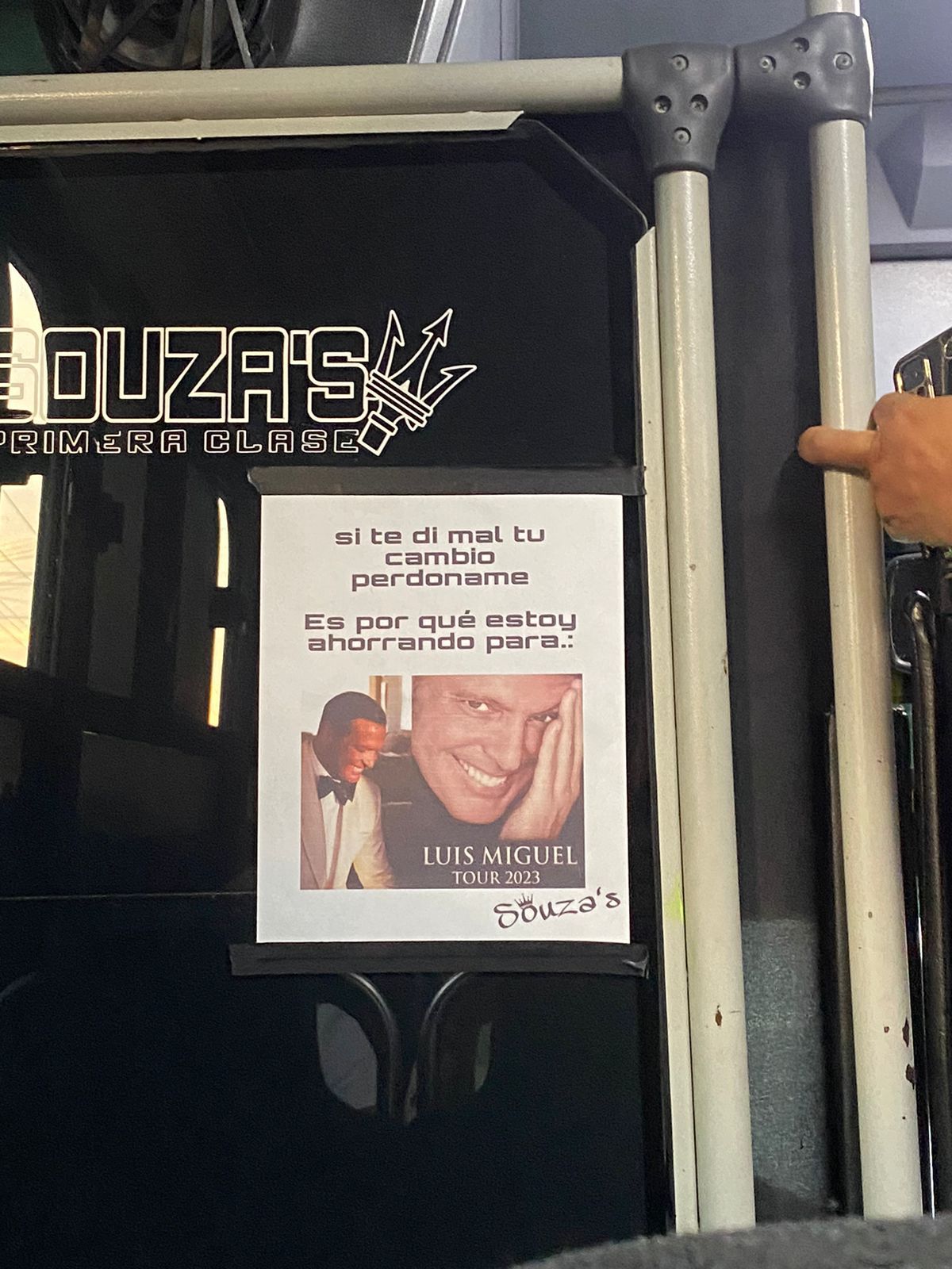 Con una hoja que lleva la imagen del “Sol de México”, escribió el siguiente mensaje: “Si te di mal tu cambio, perdóname, es porque estoy ahorrando para Luis Miguel”. Los pasajeros no pudieron evitar compartir el original mensaje que vieron en la unidad de la Ruta 13, pues tomaron con humor el mensaje. De inmediato el original mensaje se viralizó en redes sociales, pues generó muchas reacciones al respecto.