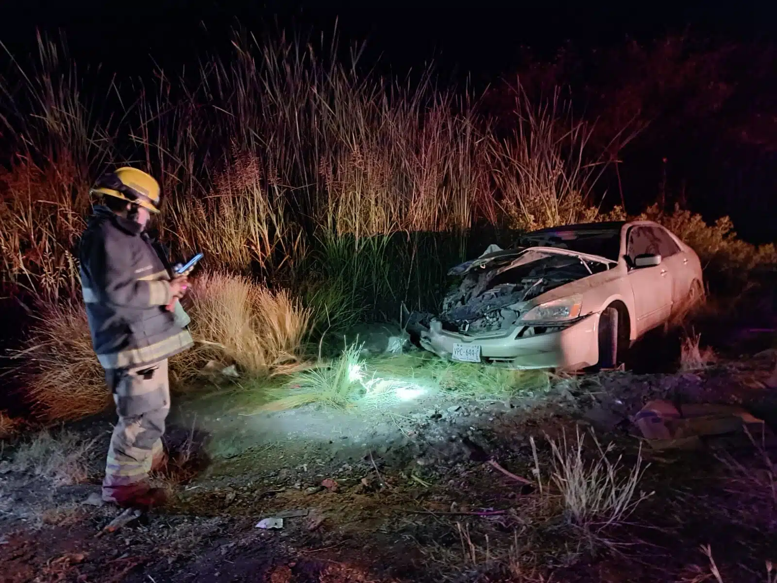 Choque frontal entre camión de jornaleros y un auto en Culiacán