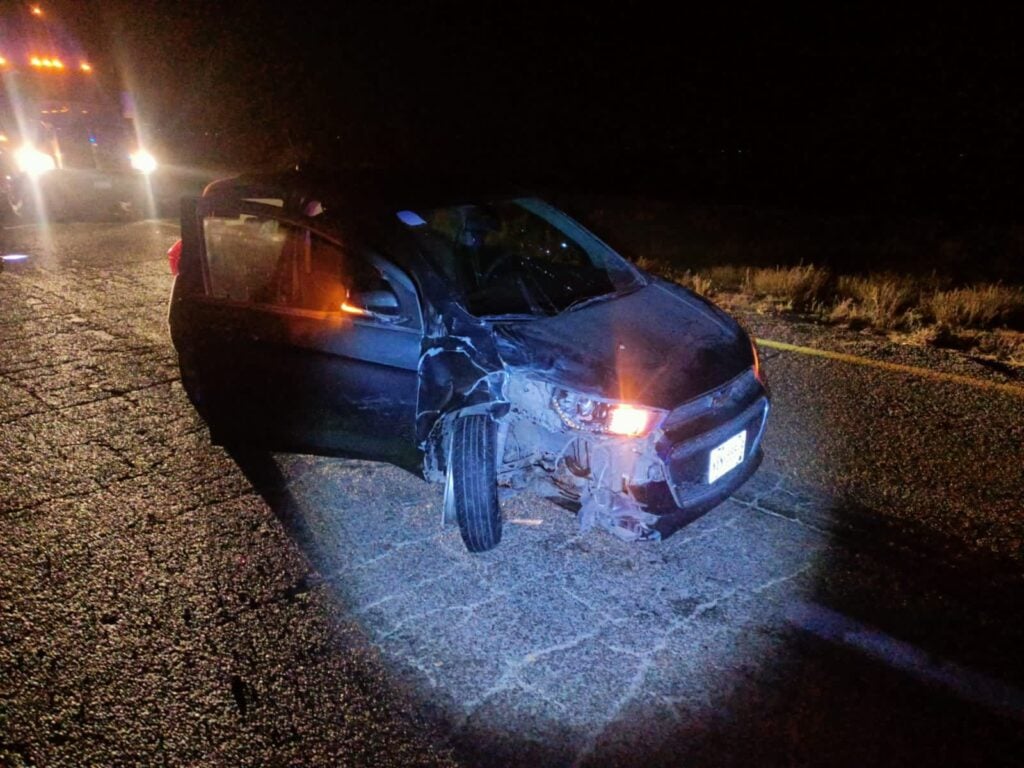 Se registra aparatoso choque entre dos autos en San Miguel Zapotitlán, Ahome