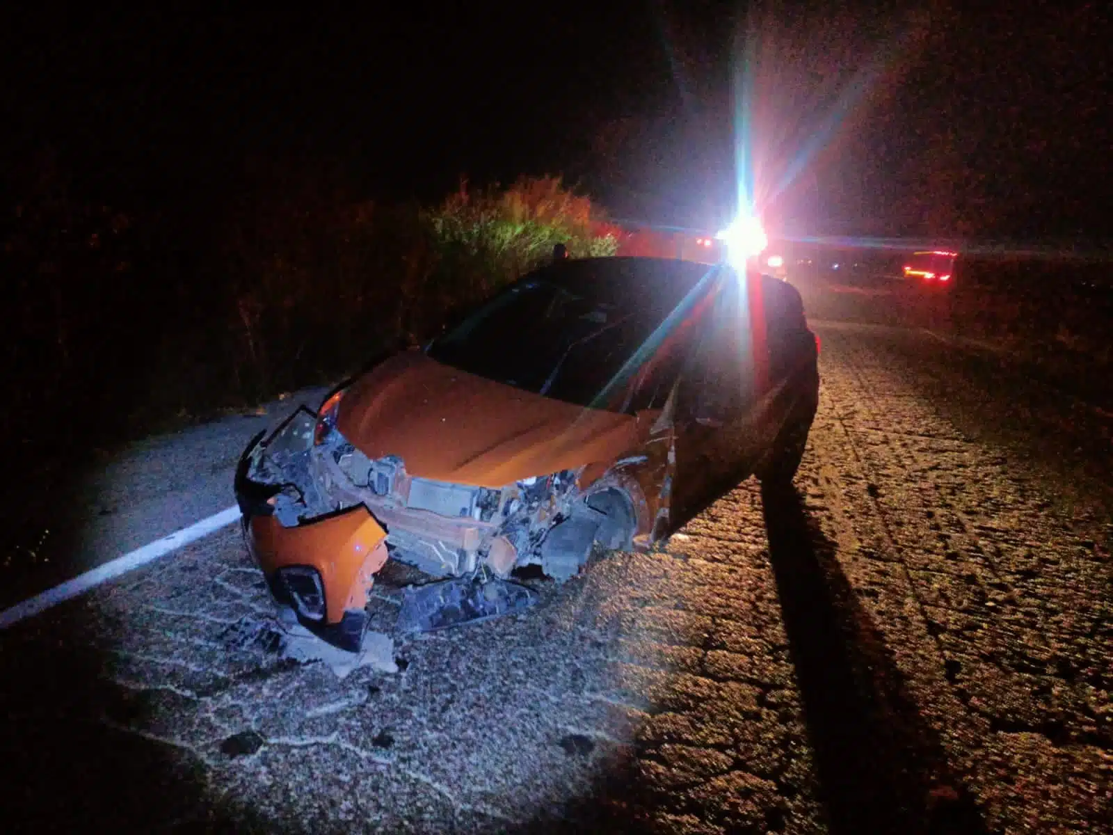 Se registra aparatoso choque entre dos autos en San Miguel Zapotitlán, Ahome