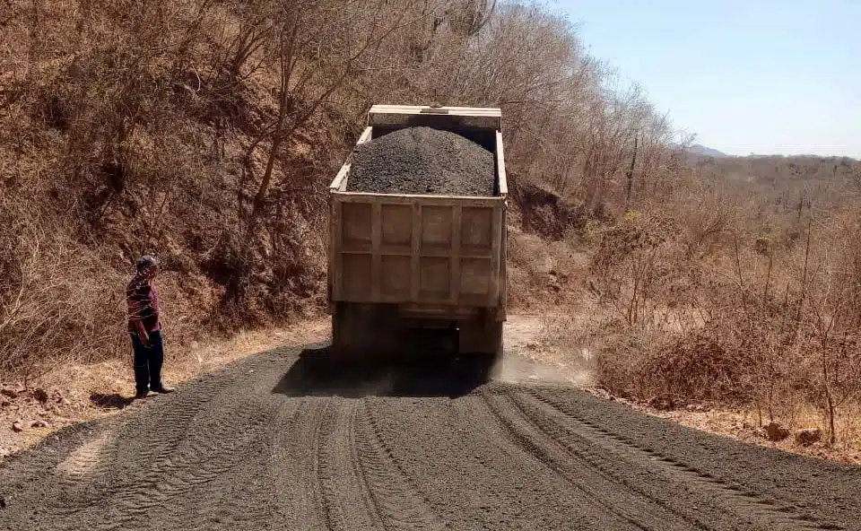 Rehabilitación caminos rurales en Mazatlán