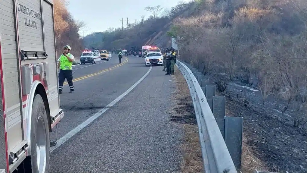 Vuelca pipa sobre la Mazatlán-Durango