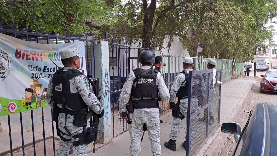 Evacuan a niños de escuela primaria en la colonia Laures Pinos, al sur de Culiacán