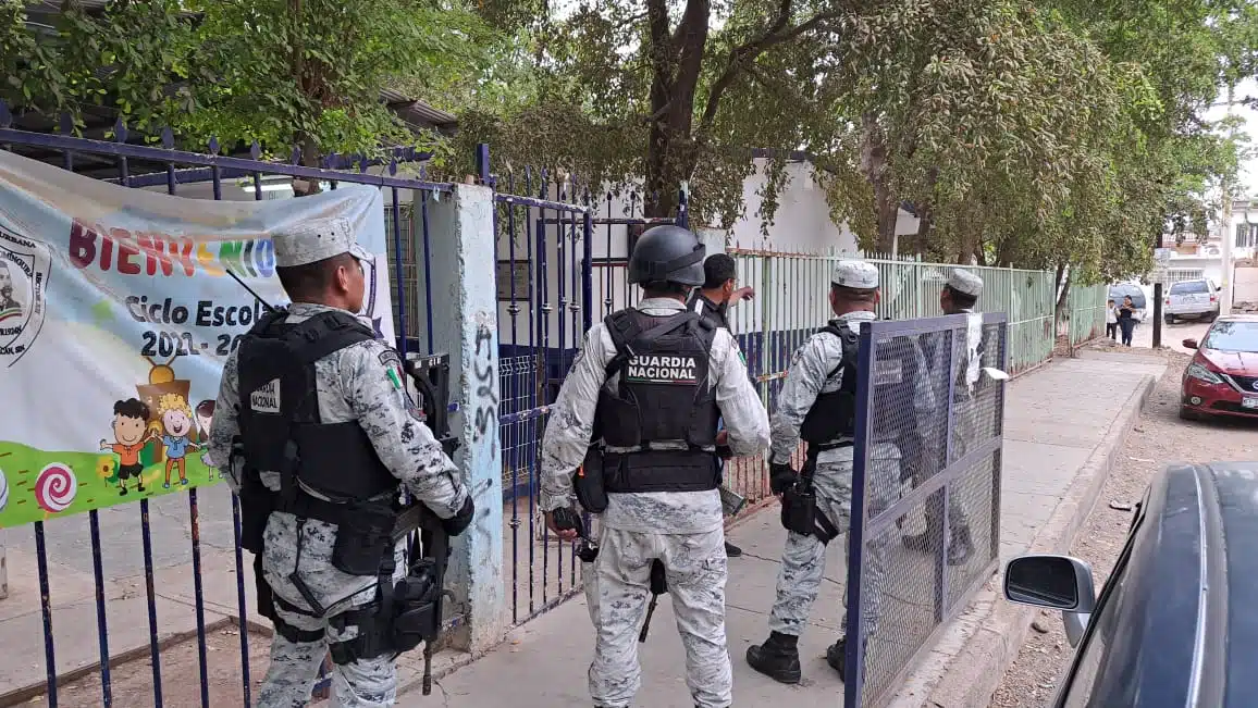 Evacuan a niños de escuela primaria en la colonia Laures Pinos, al sur de Culiacán