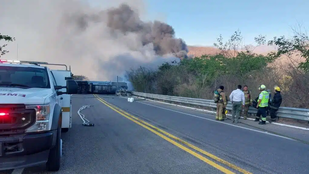 Vuelca pipa sobre la Mazatlán-Durango