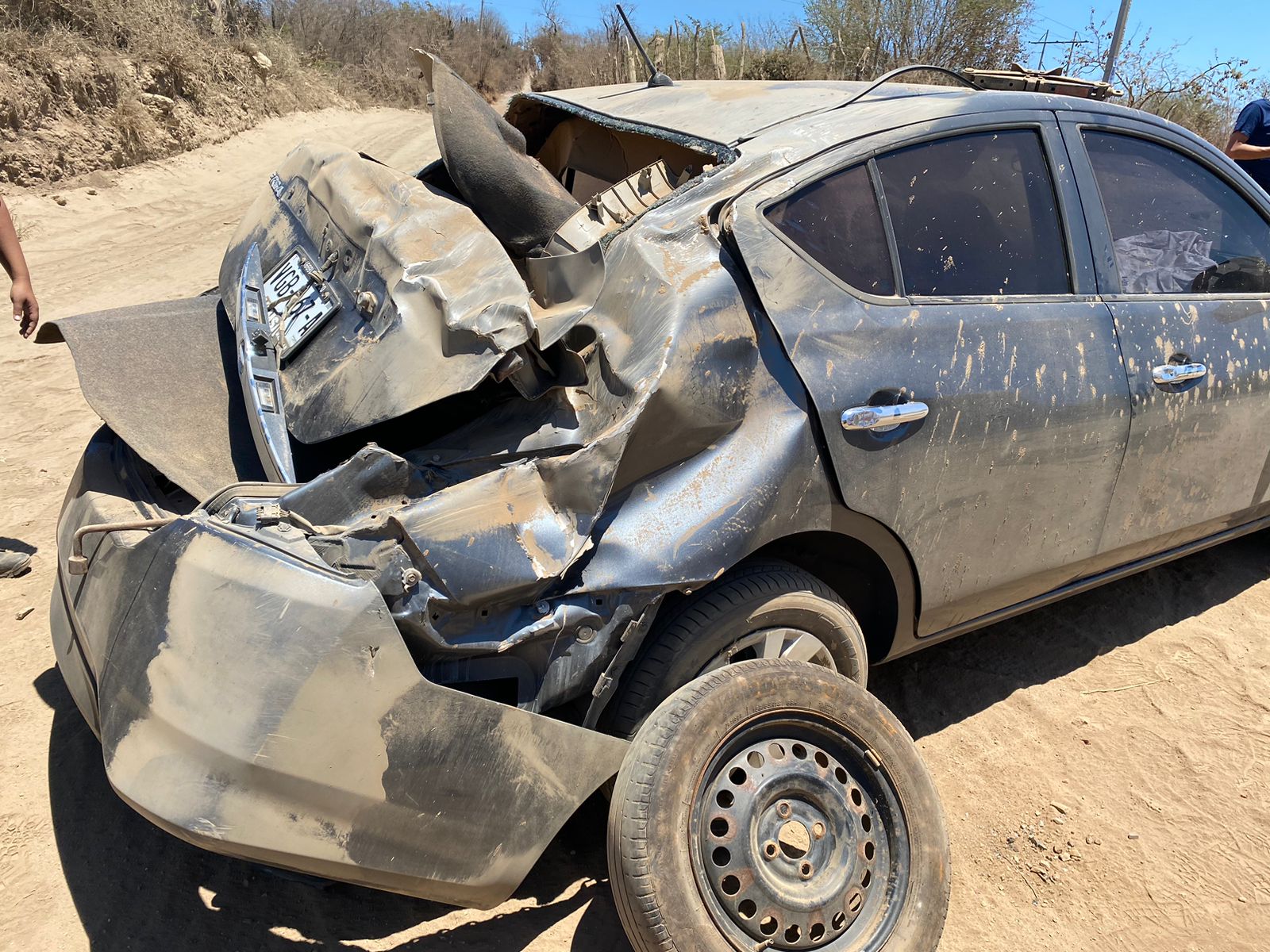 ¡El Auto Quedó Destrozado! Aparatosa Volcadura Deja Una Persona ...