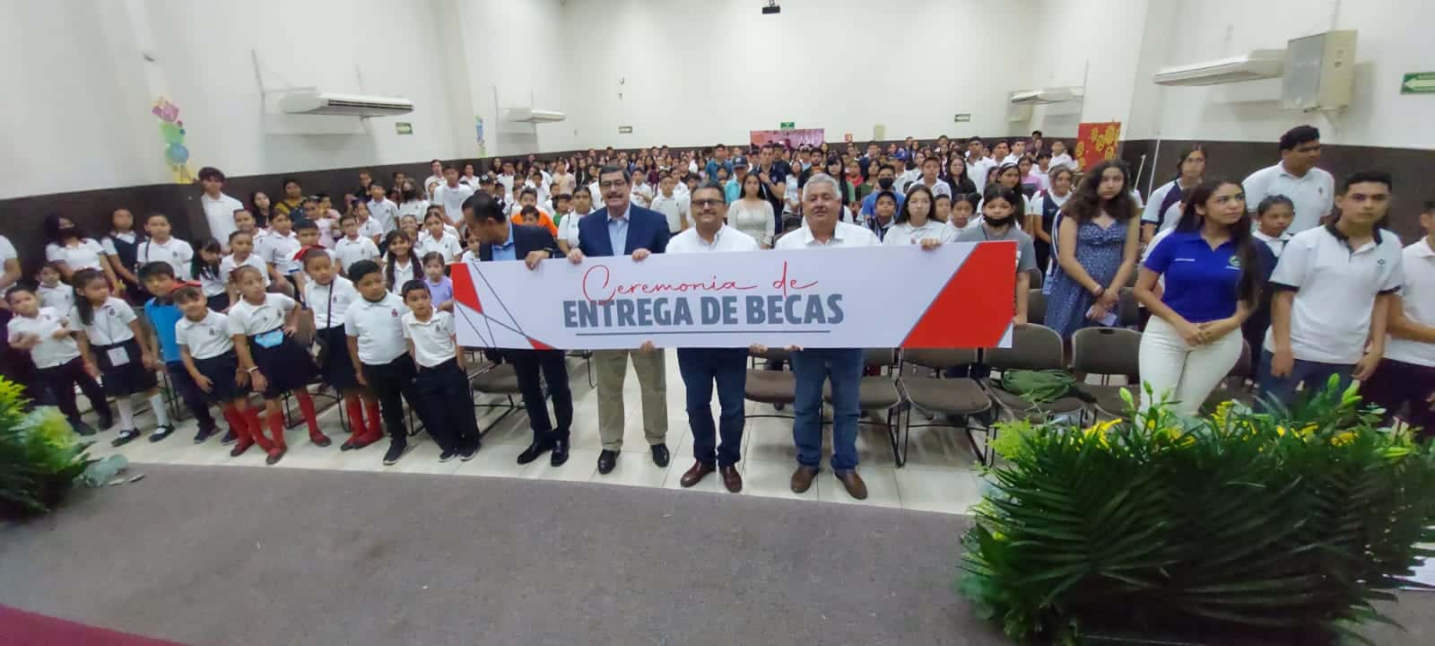 ¡Son de diez! 364 estudiantes reciben por primera vez beca del Patronato Pro-Educación