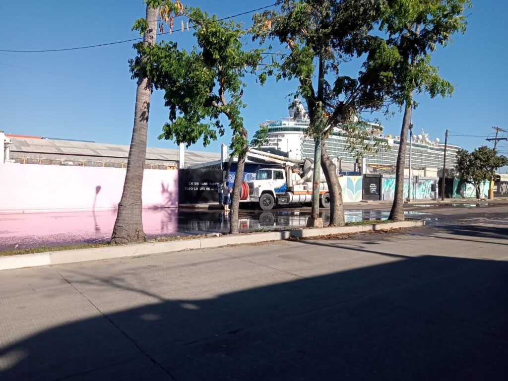 Aguas residuales en la Emilio Barragán, Mazatlán