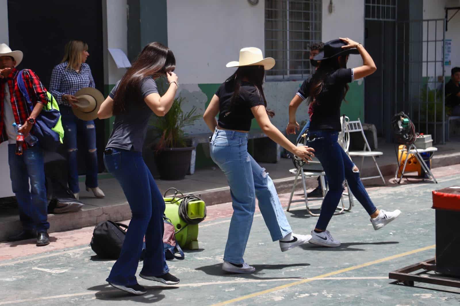 ¡Hasta con torito mecánico! Así festejaron el Día del Estudiante en Culiacán