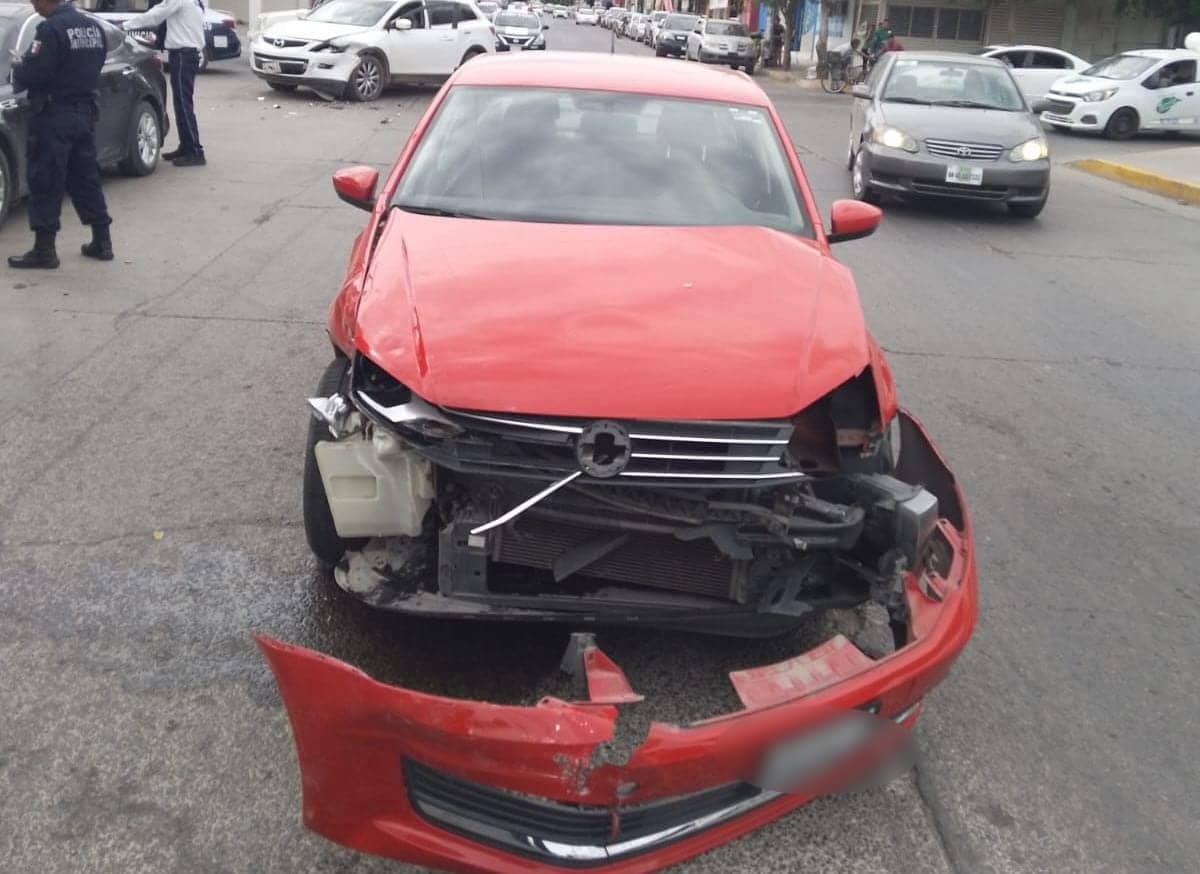 Video: León se "brincó" un alto y ocasionó aparatoso choque en el Centro de Guasave