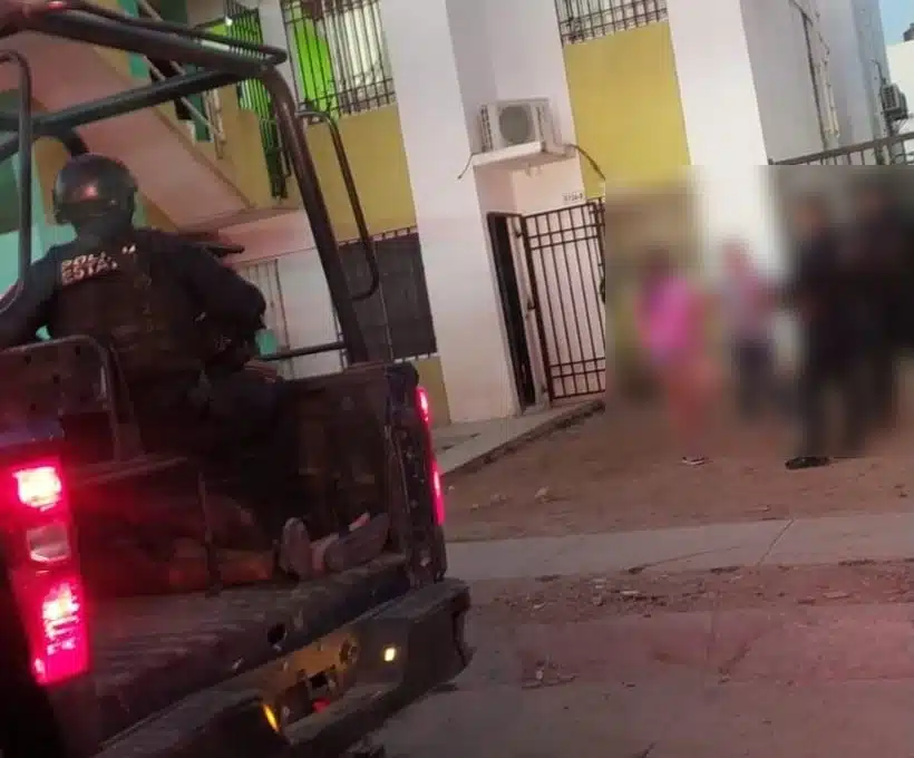 Tras presuntamente agredir a golpes a su propia madre en Culiacán, joven es detenido por policías