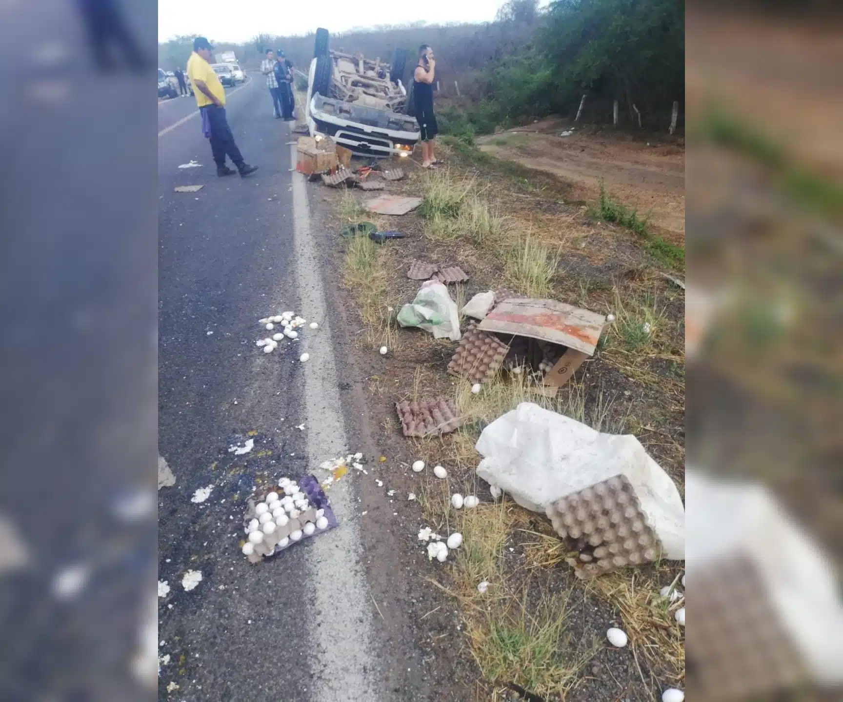 ¡Y tan caro que está! Se vuelca camioneta y deja regada toda la carga de huevo, en El Rosario