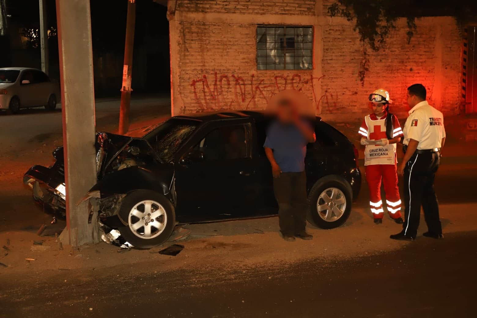 Destroza su vehículo al impactarse contra un poste en la colonia Flores Magón de Mazatlán