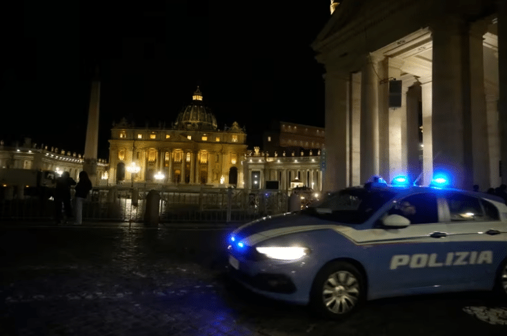 Vehículo irrumpe en vaticano
