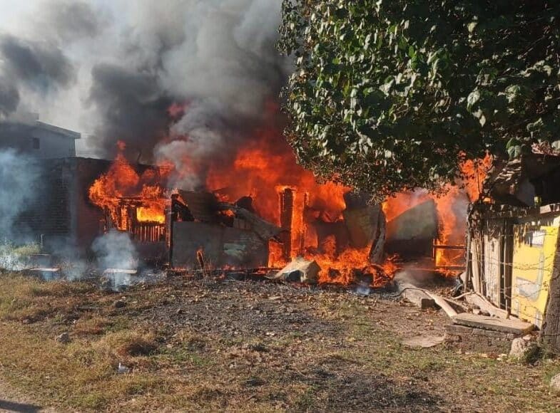 Elementos del departamento de Bomberos se movilizaron a la zona juntos con policías municipales para atender la conflagración, de la que hasta el momento no hay personas lesionadas.