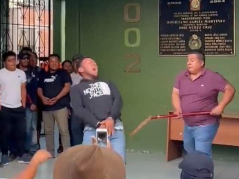 VIDEO: ¡Le fue mal! Pobladores castigan a latigazos a sujeto que extorsionaba