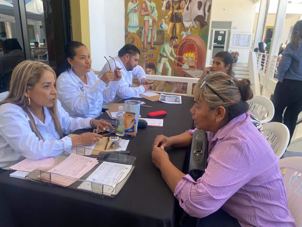 Por promesas de obras, vecinos de la colonia Universo acuden a audiencia con alcalde de Mazatlán