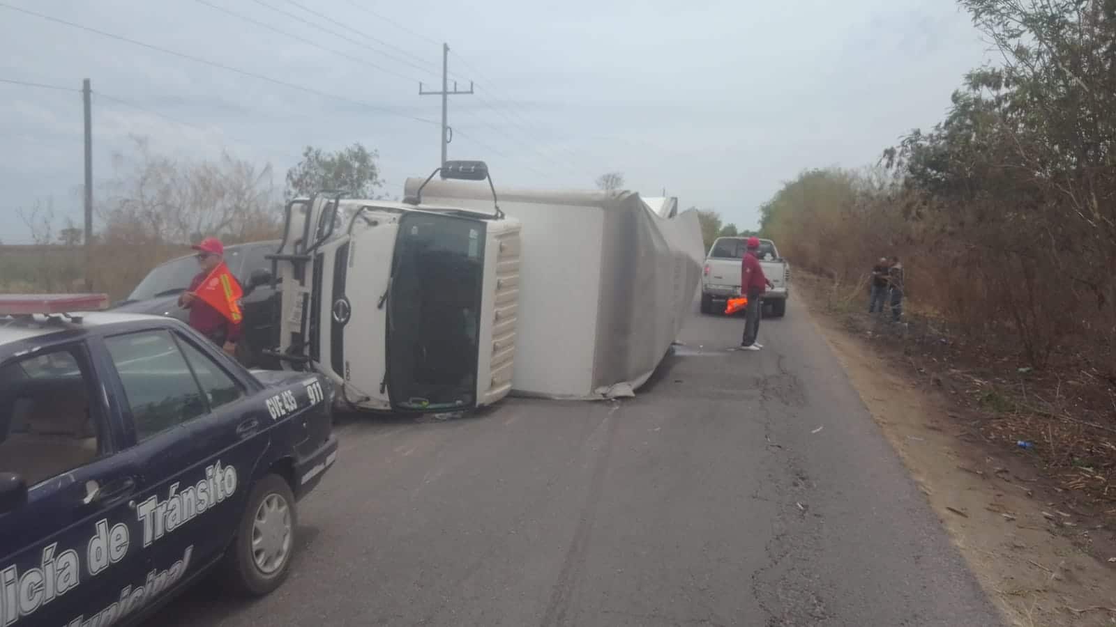 ¡Se fue de lado! Vuelca Alejandro con camión cargado con miles de latas de cerveza en Guasave