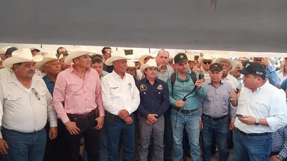 “Pagando la cortesía”. Alrededor de 100 productores se sumaron a protesta en la Sader de Sonora