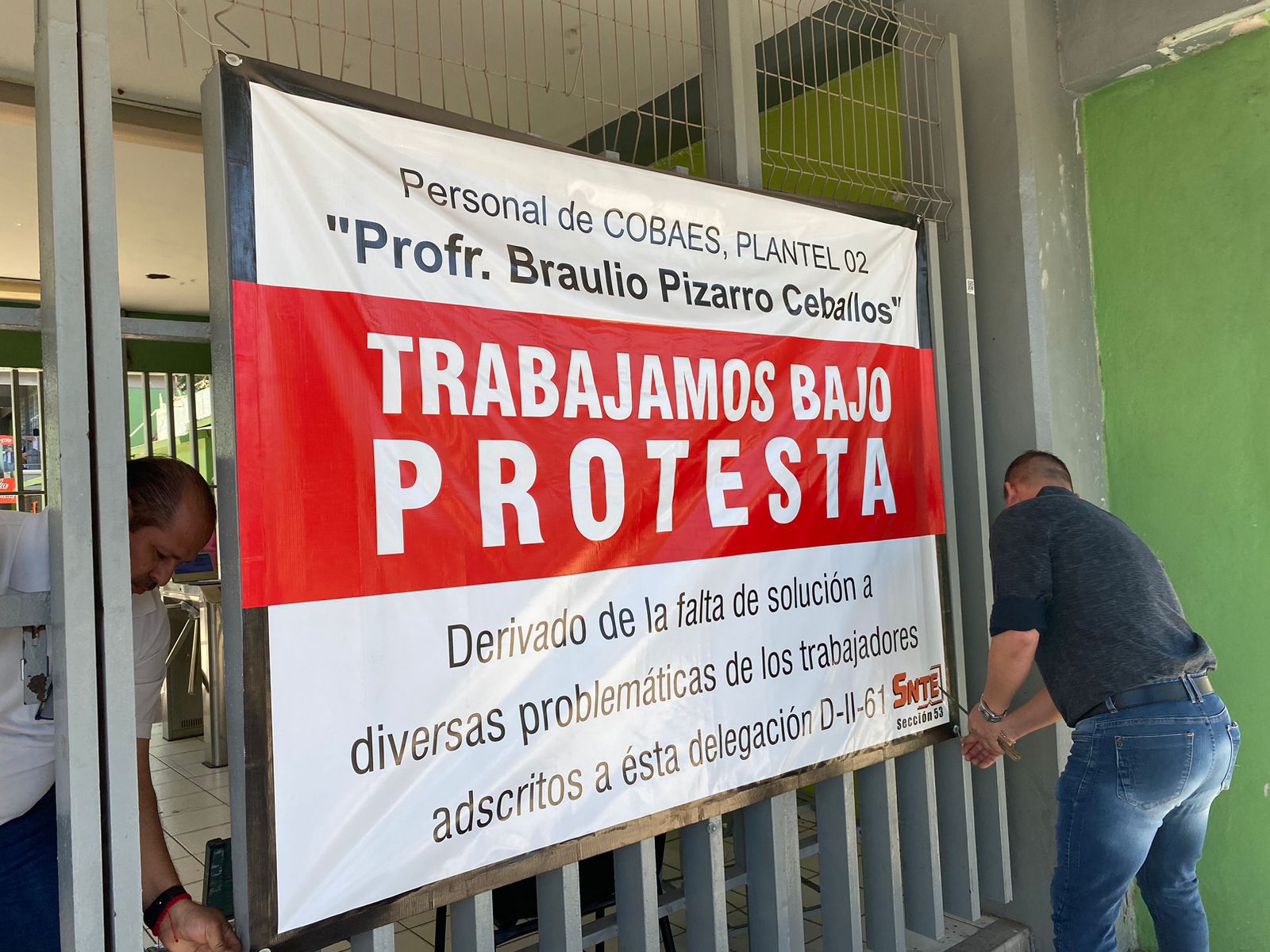 Quitan lonas y pancartas docentes de Cobaes 02 en Los Mochis; laboraban bajo protesta
