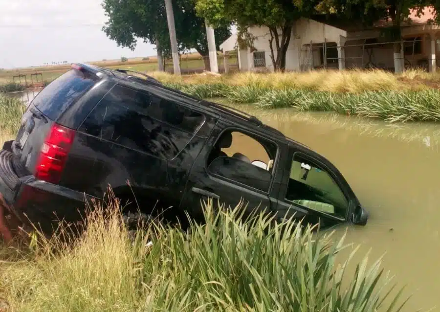 ¡Sumergida en el fondo de un canal! Localizan una Tahoe en la zona norte de Guasave ¿Y el conductor?