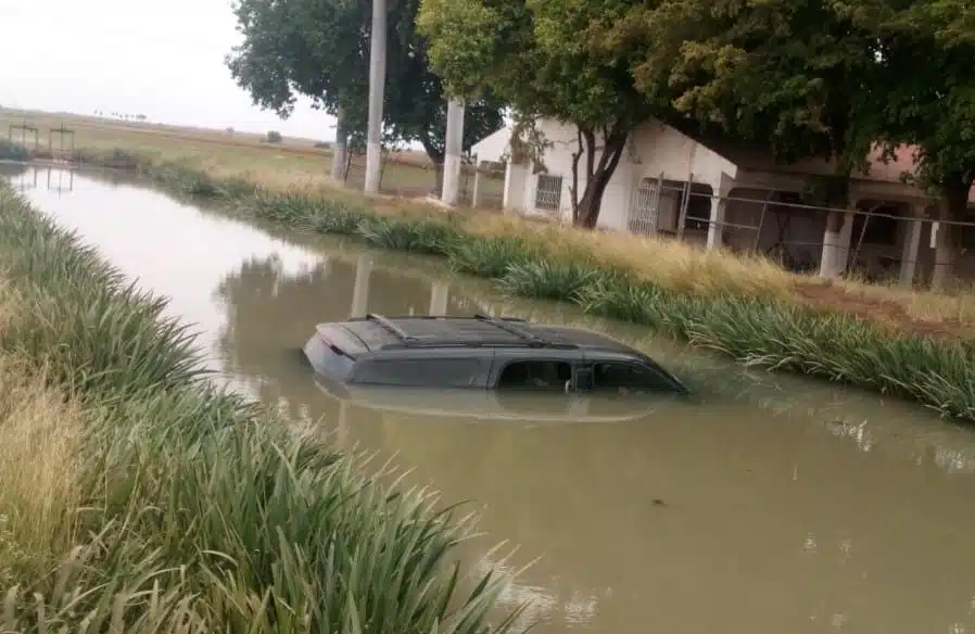 ¡Sumergida en el fondo de un canal! Localizan una Tahoe en la zona norte de Guasave ¿Y el conductor?