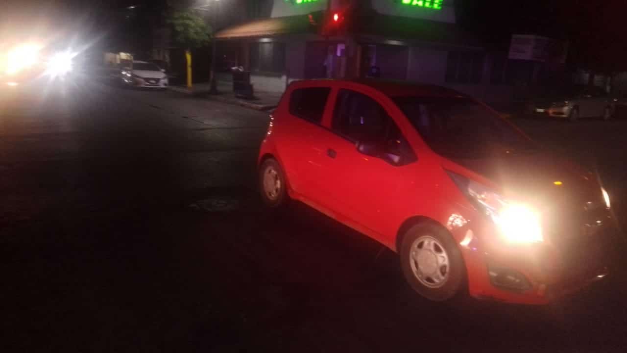 Una vagoneta los embistió: Víctor y Fernanda terminan en el Hospital General de Guasave