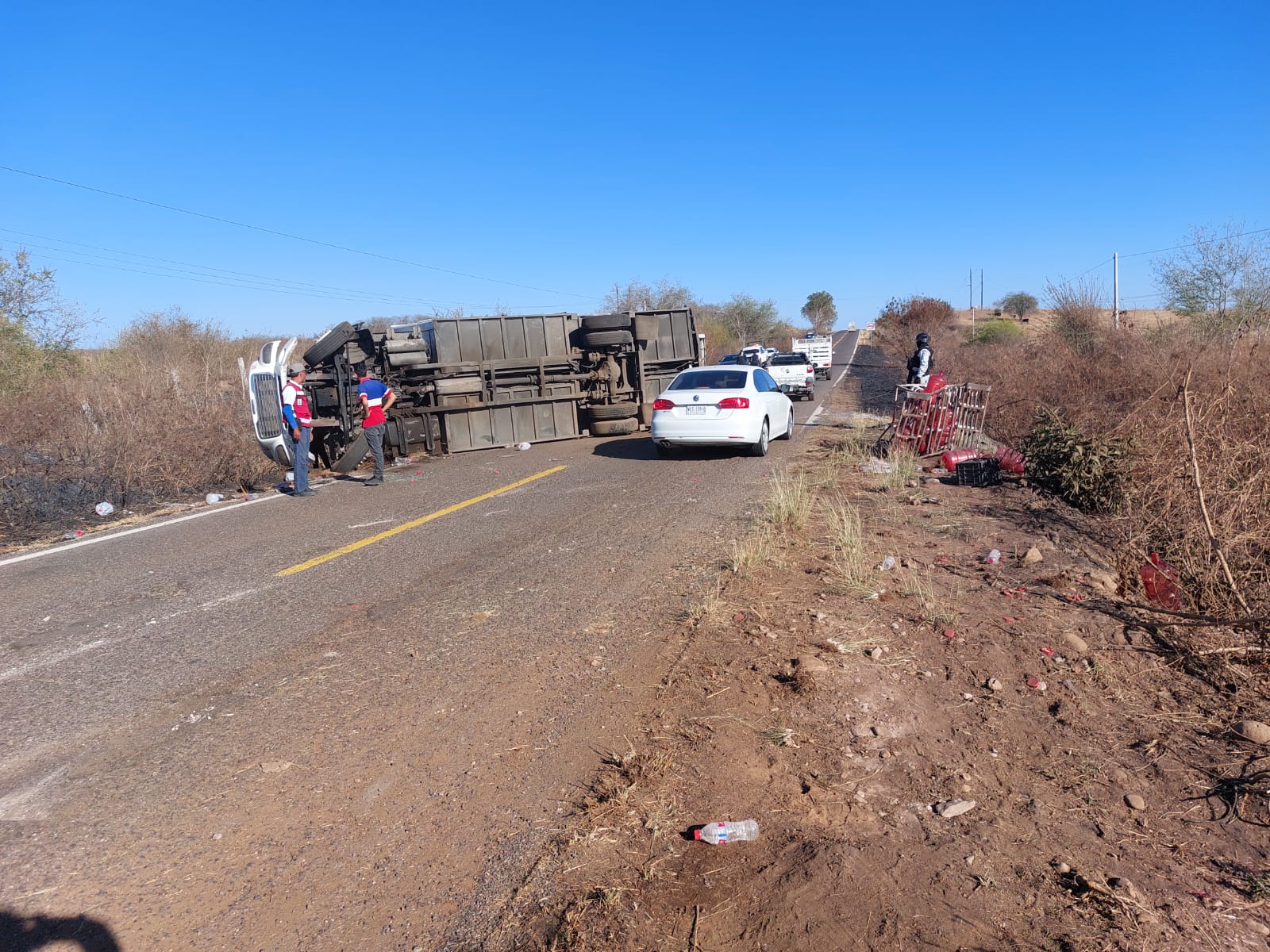 Camión cargado con agua potable embotellada vuelca cerca de El Quelite