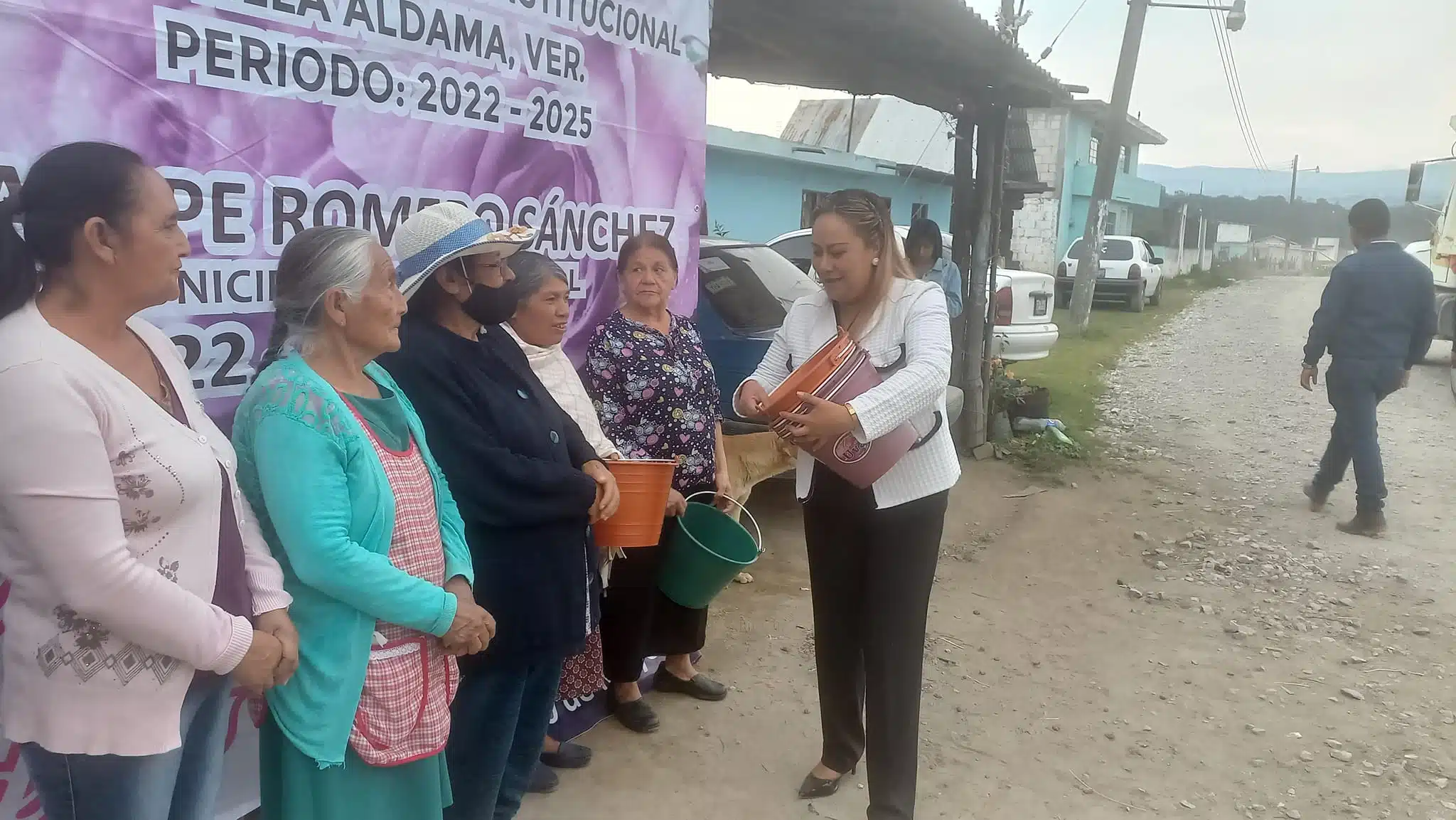 ¡Indignación! Se viraliza alcaldesa que regaló cubetas por el Día de las Madres
