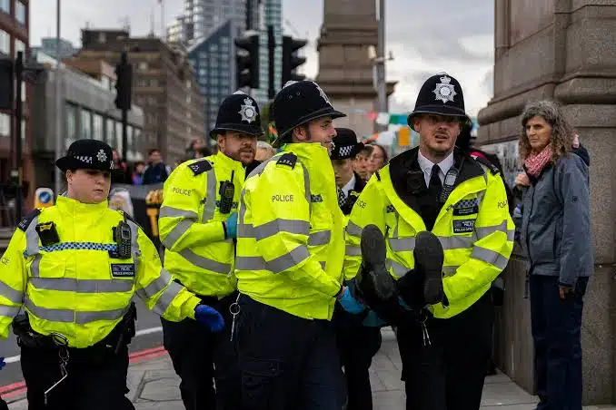 ¡Indignación! Tras una detención, policía de Londres mata a dos perros