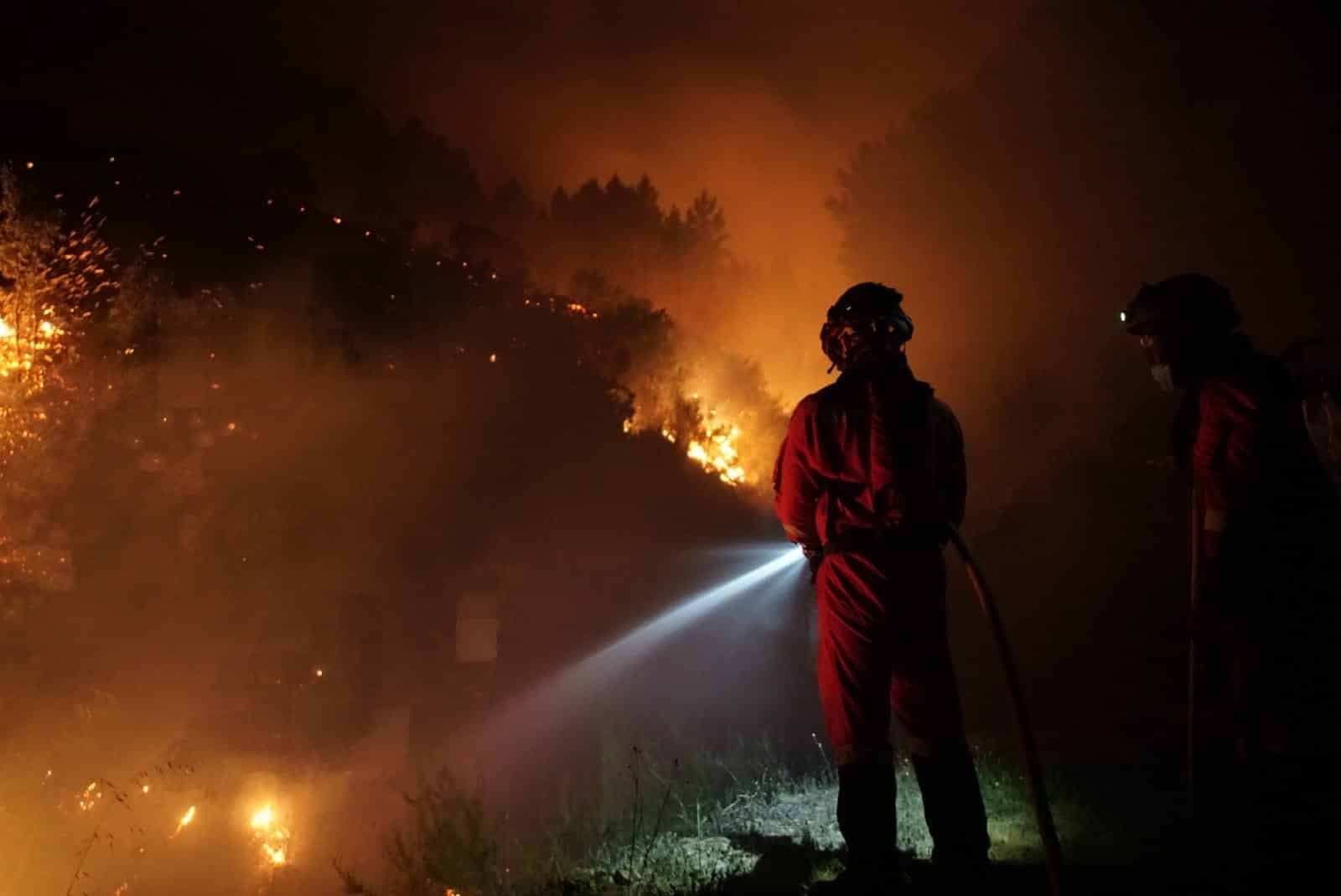 ¡Terrible! Fuerte incendio deja 700 desplazados en España