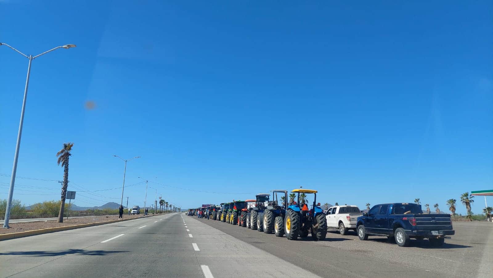 ¡Van sobre bloqueo de Pemex! Productores instalan maquinaria agrícola sobre la Mochis-Topolobampo