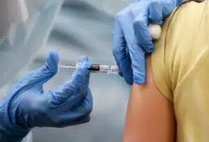 Aplicando vacuna en el brazo